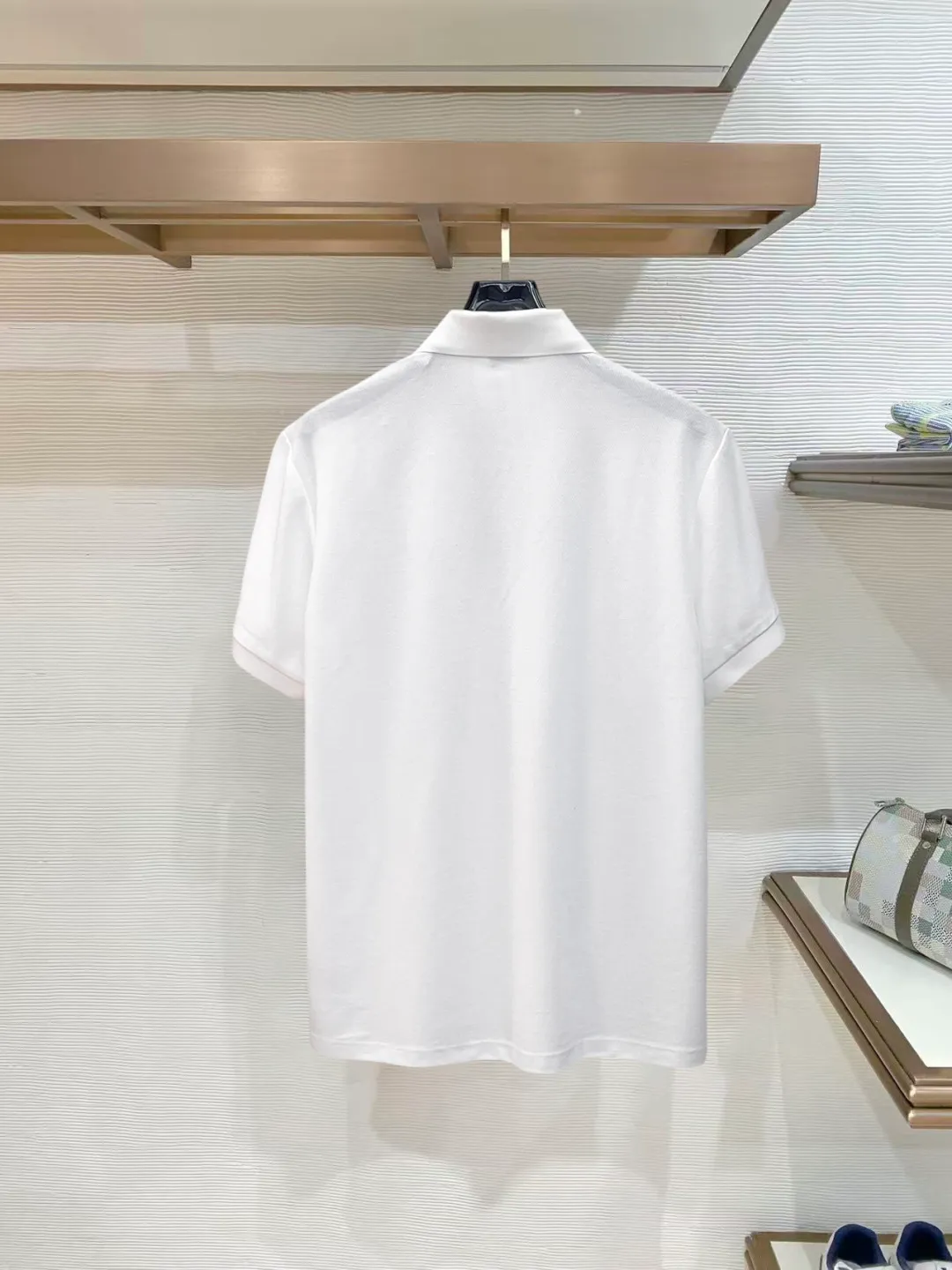 Burberry New Arrival Polo shirt, complete with three labels, original fabric, original customized accessories, official Same Style, made of 210g pure cotton pique fabric, customized same-tank dyed fabric, very comfortable and smooth to the touch, very wide and stylish, produced by the first-line brand Factory, imported Behringer embroidery machine, embroidery is full and textured, the collar rib is woven with imported yarn, does not deform after long-term wear, the most New Arrival style in spring and summer, fashionable and individual Super Versatile and good-looking. It is very suitable for both men and women. It is a must-have for everyone. Size: S-XXL
